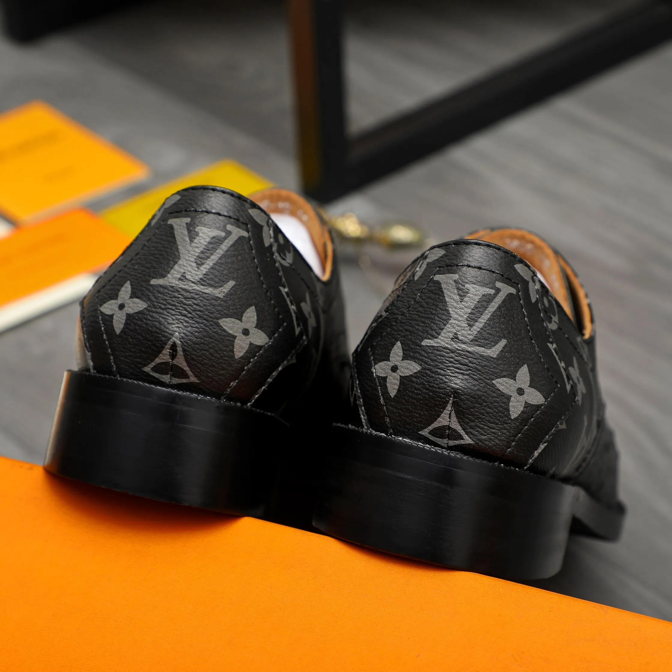 Men's shoes 💰500 Product trademark: LV "Louis Vuitton" business formal leather shoes Regular size: 39-45 (.45 customization is non-returnable) Product materials: Selected ostrich pattern cowhide upper, cowhide lining, original rubber outsole